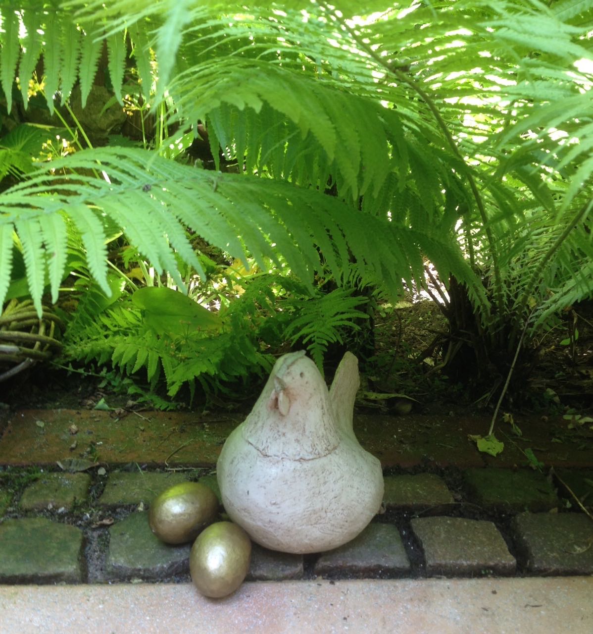 Hat sich da eines von Nostromos Hühnern verirrt? Goldene Eier statt Eierlikör?